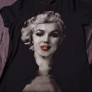 Marilyn Monroe tshirt.